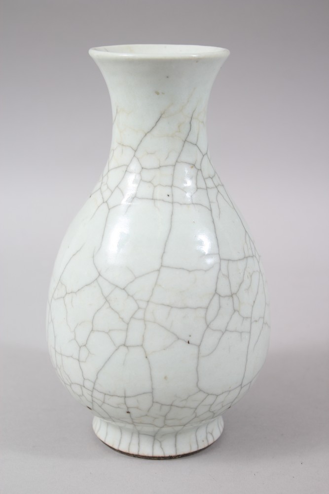 A 19TH CENTURY CHINESE GE WARE PORCELAIN CRACKLE GLAZE VASE, 19.5cm high x 11cm wide . - Image 2 of 3