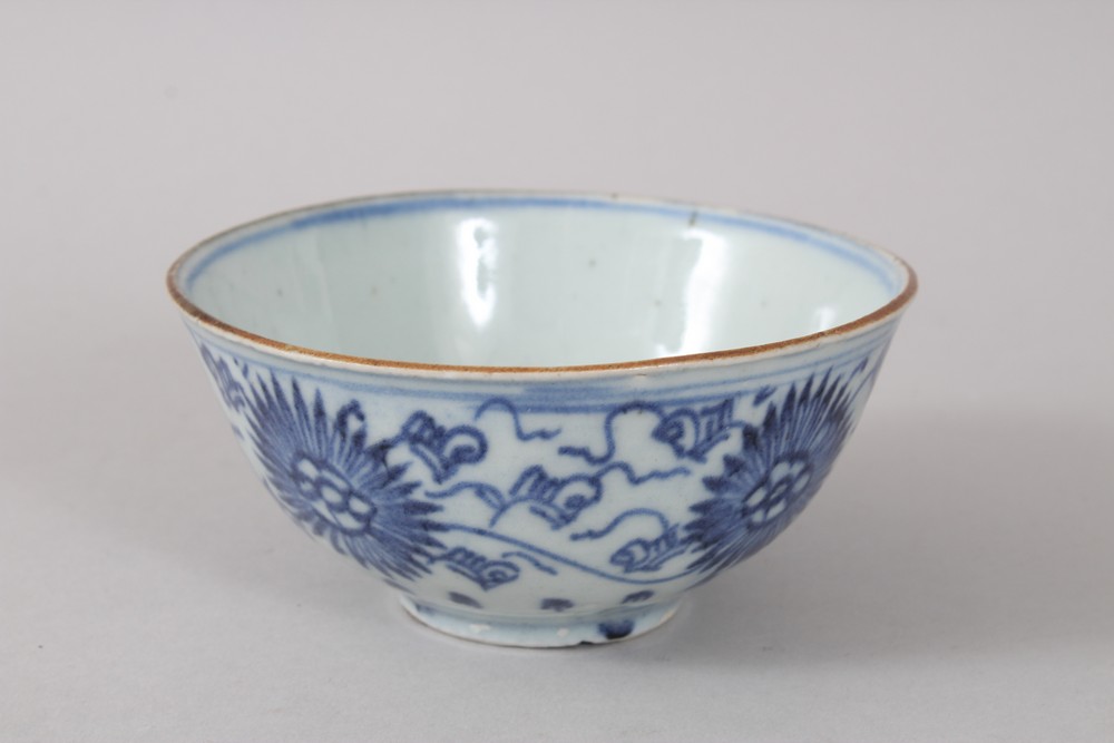 A CHINESE BLUE & WHITE MING DYNASTY PORCELAIN BOWL, the exterior decorated with formal floral - Image 2 of 6