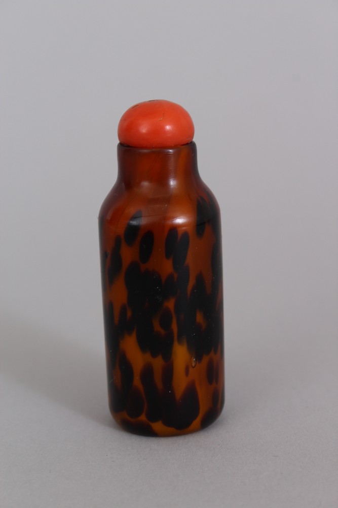 AN UNUSUAL 19TH CENTURY CHINESE AGATE STYLE GLASS SNUFF BOTTLE & CORAL STOPPER, 7.6cm high overall. - Bild 2 aus 6