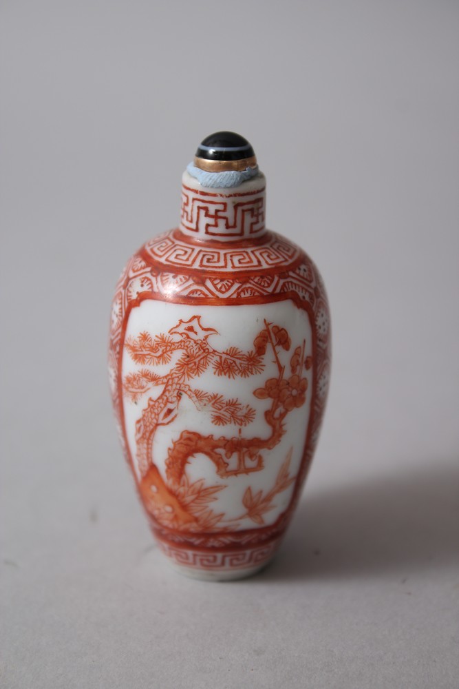 AN 18TH CENTURY CHINESE IRON RED PORCELAIN SNUFF BOTTLE, decorated in iron red to depict two - Bild 3 aus 4