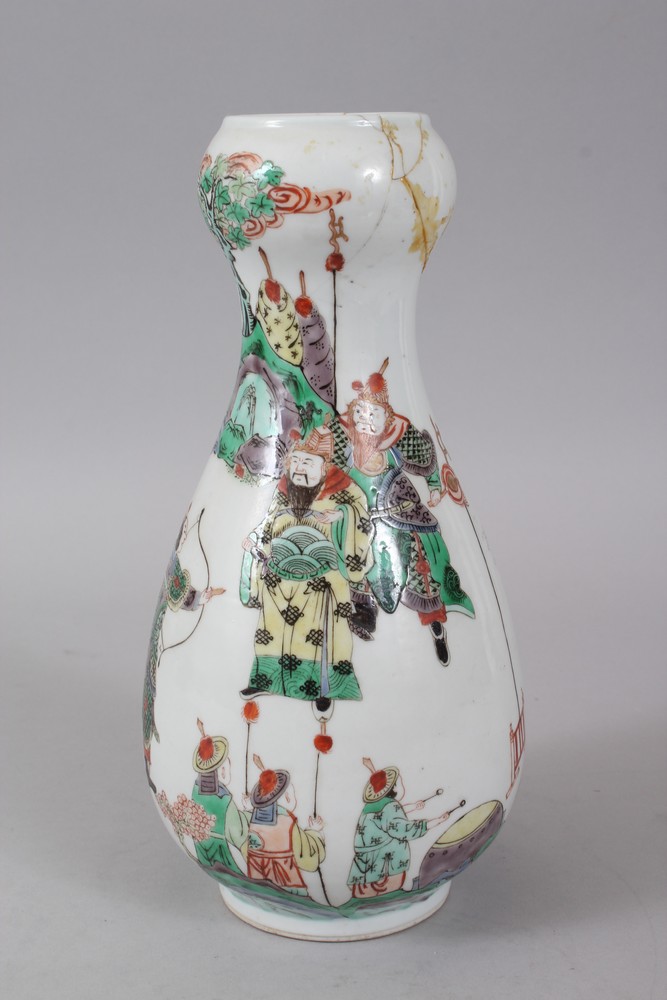 A GOOD 18TH-19TH KANGXI CENTURY CHINESE FAMILLE VERTE PORCELAIN VASE, painted with warriors, one - Image 4 of 7