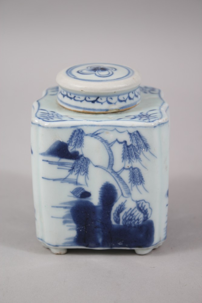 AN EARLY 18TH CENTURY CHINESE BLUE & WHITE PORCELAIN TEA CADDY & COVER, the body of the square - Image 2 of 5