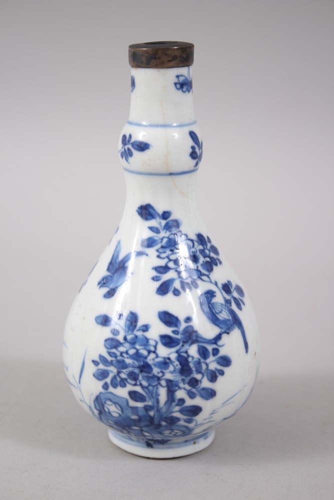 A SMALL CHINESE KANGXI BLUE & WHITE PORCELAIN BOTTLE VASE, the boy of the vase decorated with scenes - Image 3 of 5
