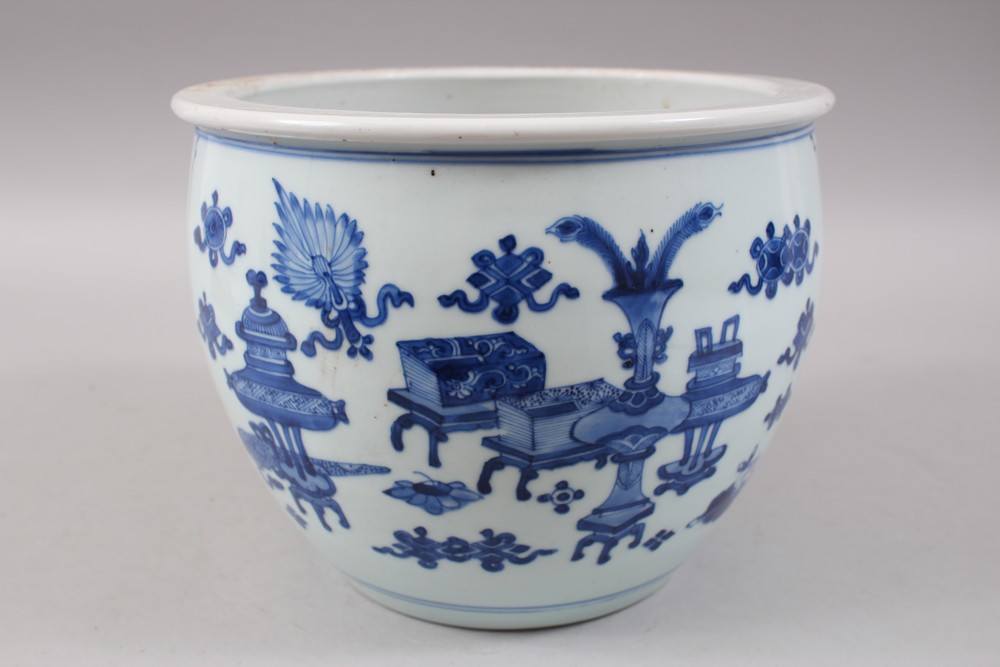 A GOOD 17th / 18TH CENTURY CHINESE KANGXI BLUE & WHITE PORCELAIN JARDINIERE, the body of the pot - Image 3 of 7