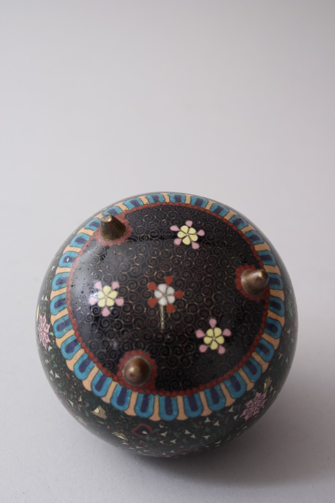 A JAPANESE MEIJI PERIOD CLOISONNE KORO, decorated with a gold dust ground surrounded with floral - Image 5 of 5