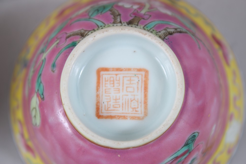A SET OF FIVE 19TH CENTURY CHINESE FAMILLE ROSE NONYA / STRAITS TEA BOWLS, each with pink and yellow - Image 8 of 10