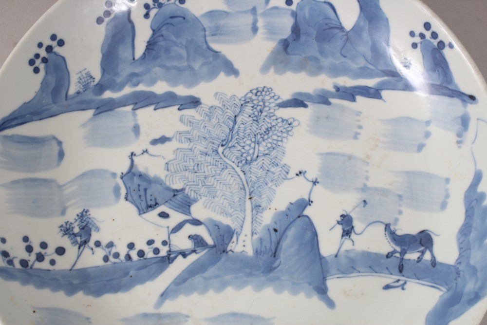 A 19TH CENTURY CHINESE BLUE & WHITE PORCELAIN DISH, decorated with scenes of figures & animals - Image 2 of 3