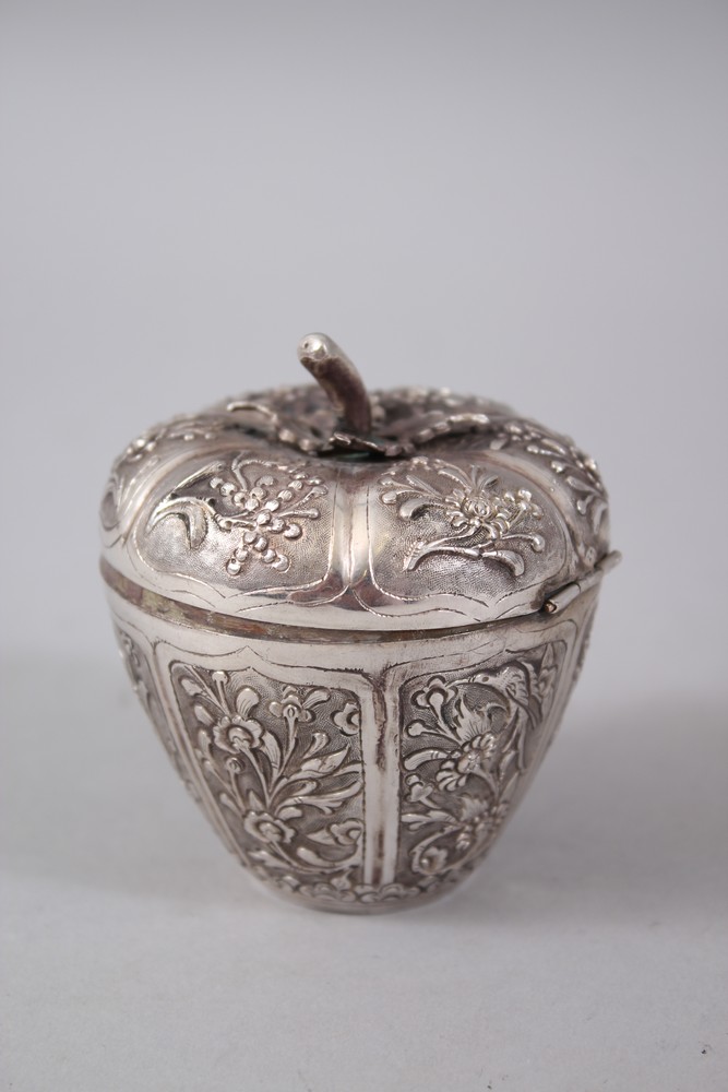 A GOOD 19TH / 20TH CENTURY CHINESE SILVER BOX & COVER / TEA CADDY IN THE FORM OF FRUIT, the box in - Image 3 of 5