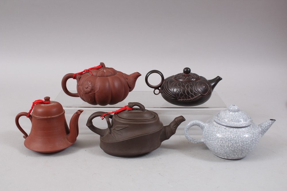 A MIXED LOT OF FIVE 19TH / 20TH CENTURY CHINESE YIXING CLAY TEA POTS, consisting of five clay Yixing - Image 2 of 7