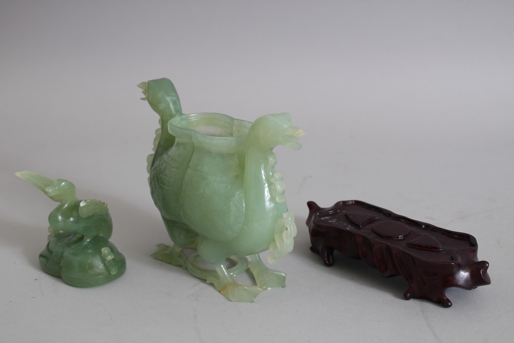 A GOOD 20TH CENTURY CHINESE JADE VASE & COVER, the vase in the form of two mythical duck / phoneix - Image 4 of 5