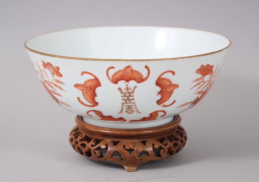 A GOOD 19TH CENTURY CHINESE IRON RED FAMILLE ROSE PORCELAIN BOWL & STAND, the bowl decorated to