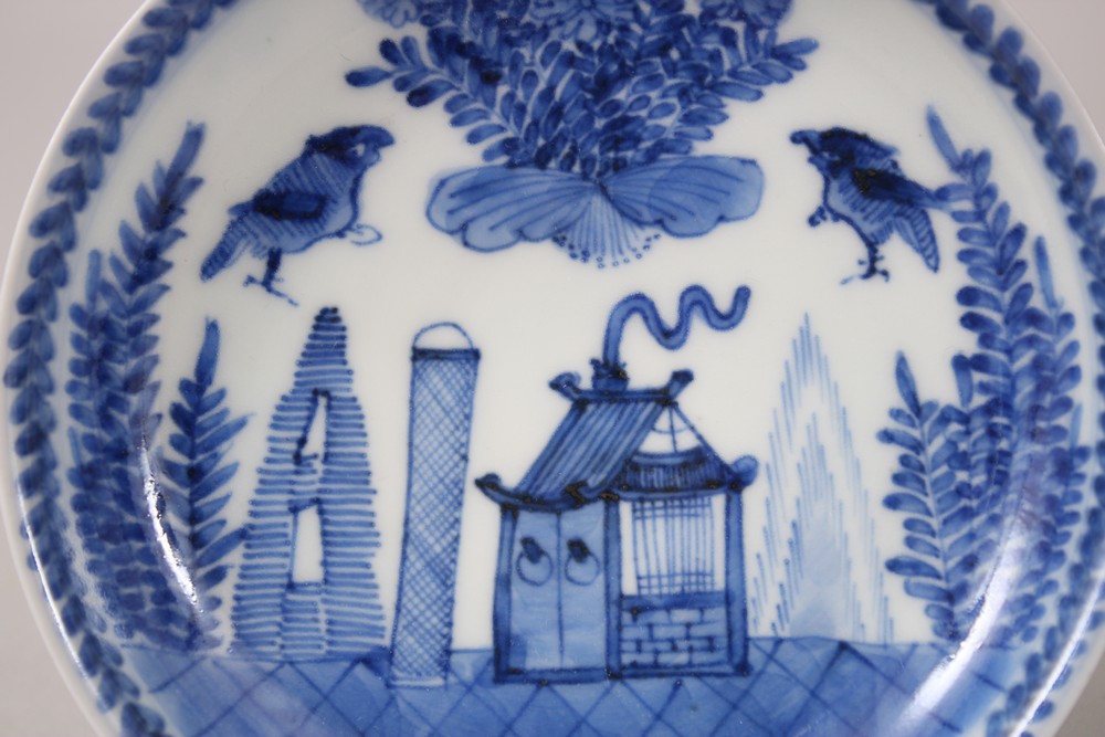 A CHINESE KANGXI BLUE & WHITE PORCELAIN WINE CUP & SAUCER, the interior of the cup decorated with - Image 3 of 6
