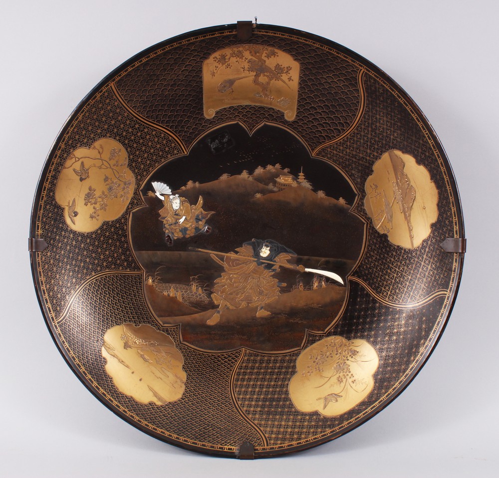 A LARGE JAPANESE MEIJI PERIOD LACQUER & SHIBAYAMA DISH, the dish finely decorated with scenes of two