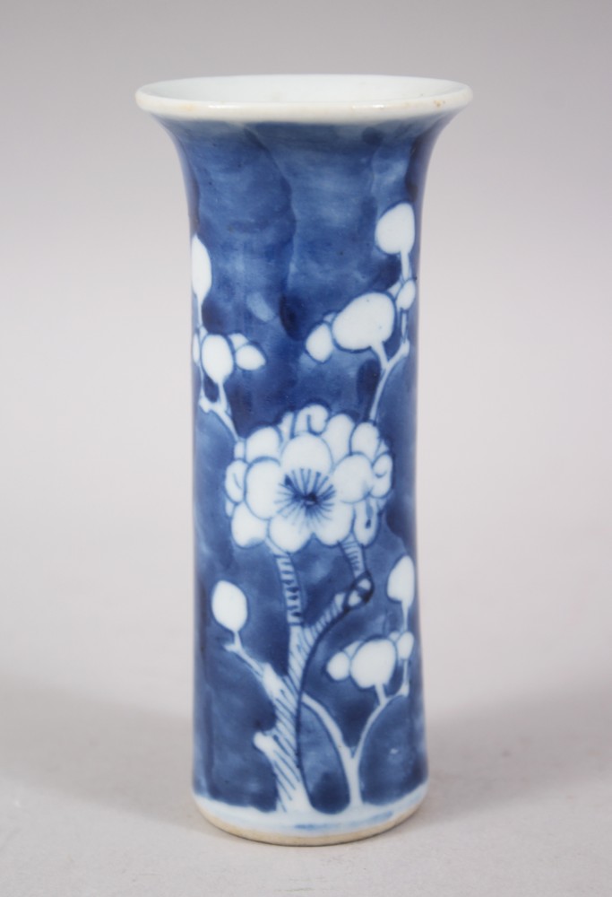 A SMALL 19TH CENTURY CHINESE BLUE & WHITE PRUNUS PORCELAIN SPILL VASE, 12CM HIGH.