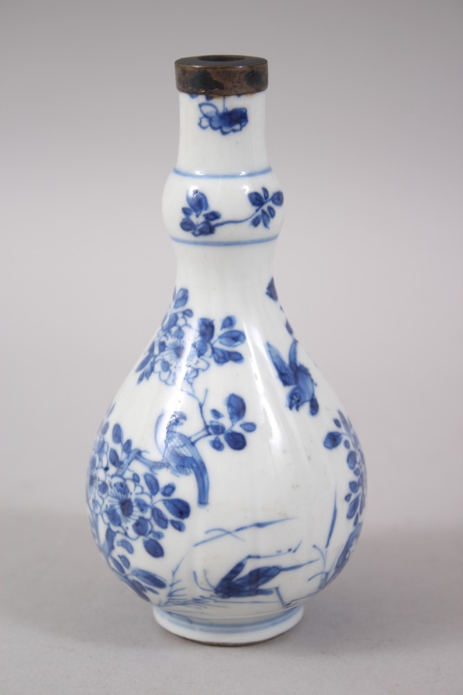 A SMALL CHINESE KANGXI BLUE & WHITE PORCELAIN BOTTLE VASE, the boy of the vase decorated with scenes - Image 4 of 5