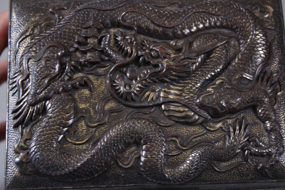 A GOOD JAPANESE / ORIENTAL MEIJI PERIOD BRONZE DRAGON BOX, the hinged box with high relief - Image 4 of 6