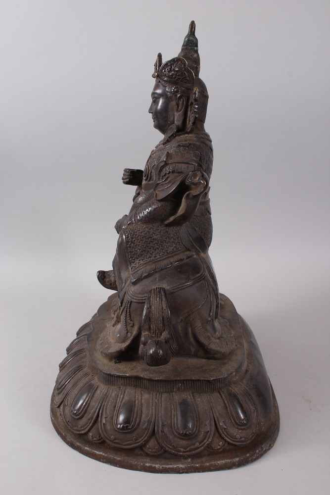 AN 18TH / 19TH CENTURY CHINESE BRONZE FIGURE OF AN OFFICIAL, the traditionally dressed official - Image 6 of 7
