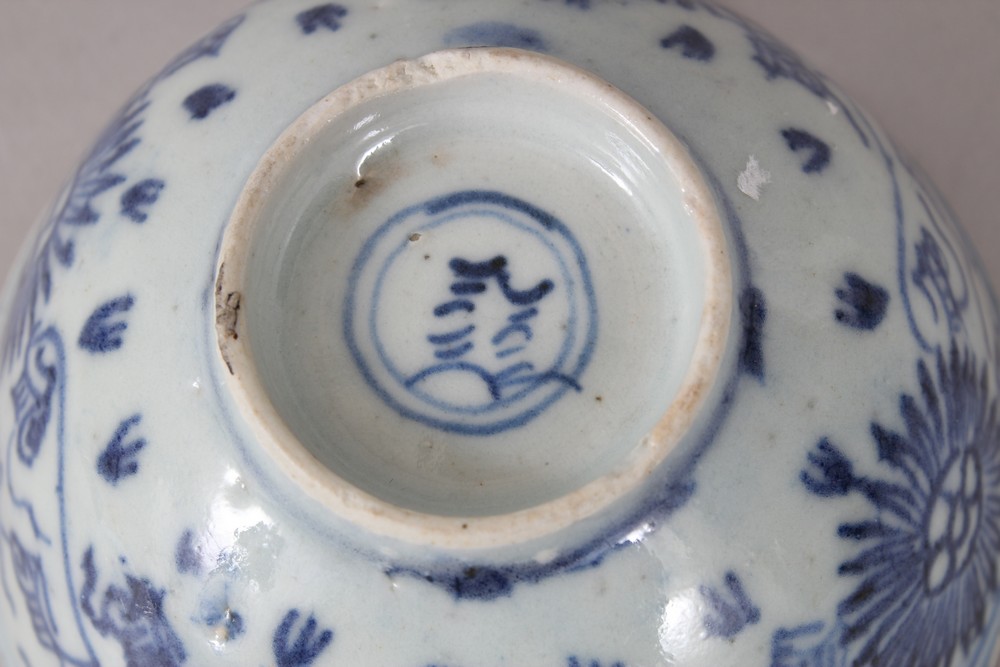 A CHINESE BLUE & WHITE MING DYNASTY PORCELAIN BOWL, the exterior decorated with formal floral - Image 5 of 6