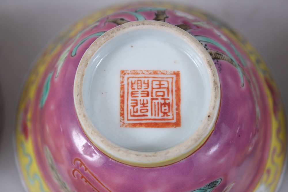 A SET OF FIVE 19TH CENTURY CHINESE FAMILLE ROSE NONYA / STRAITS TEA BOWLS, each with pink and yellow - Image 6 of 10