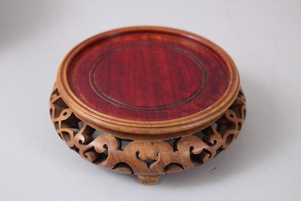 A GOOD 19TH CENTURY CHINESE IRON RED FAMILLE ROSE PORCELAIN BOWL & STAND, the bowl decorated to - Image 8 of 8