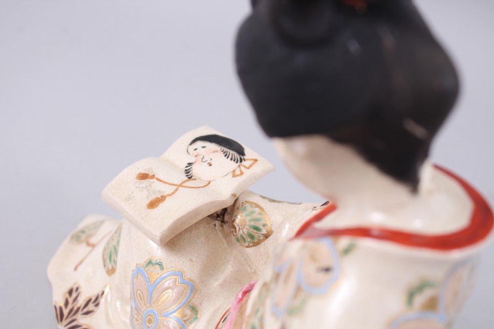 A JAPANESE LATE MEIJI PERIOD SATSUMA FIGURE OF A GEISHA, modeled in a seated reclined position - Image 4 of 7