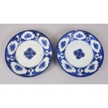 A PAIR OF 18TH CENTURY SIGNED BLUE AND WHITE PLATES made by Ali Mohammed, 21cm diameter.