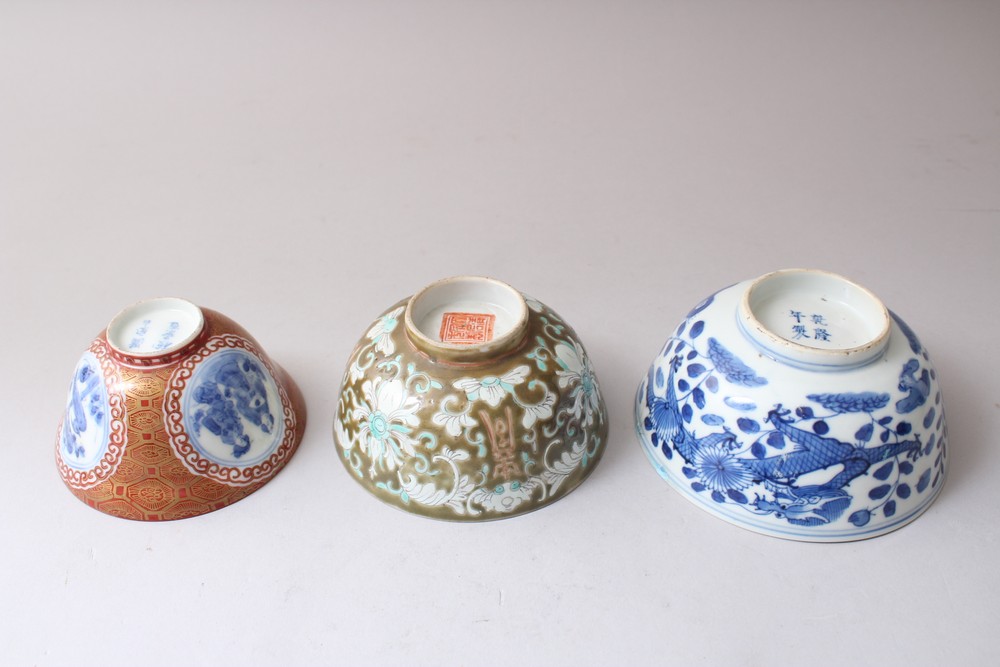 A MIXED LOT OF 19TH / 20TH CENTURY ORIENTAL BOWLS, consisting of a possibly Japanese blue & white - Image 4 of 7