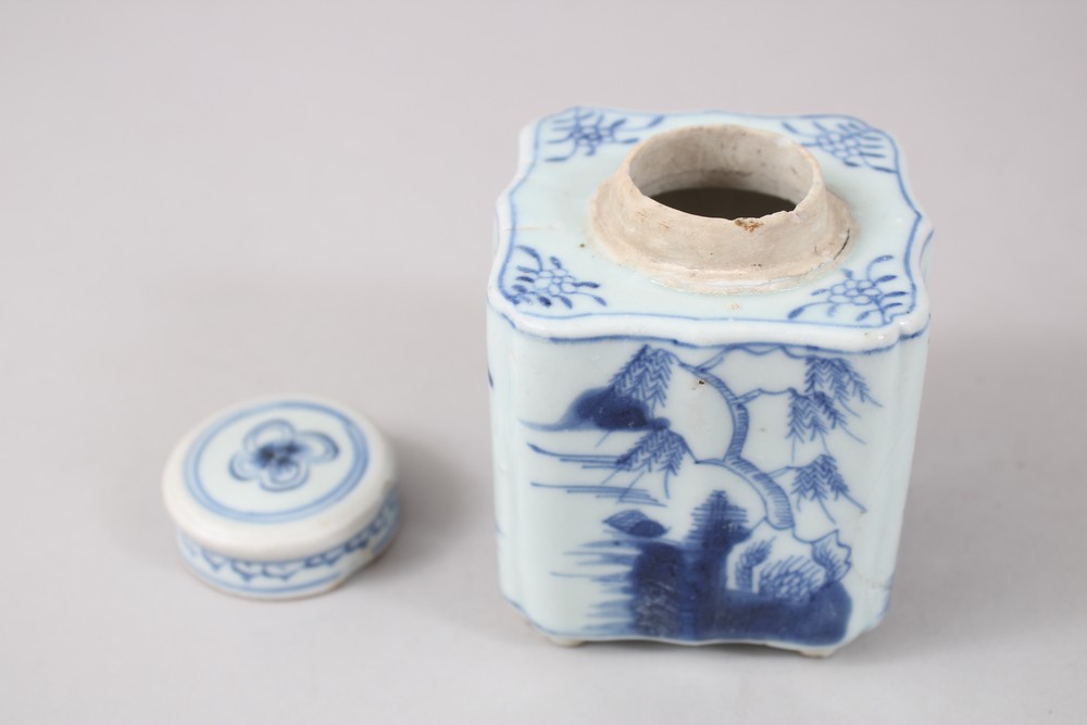 AN EARLY 18TH CENTURY CHINESE BLUE & WHITE PORCELAIN TEA CADDY & COVER, the body of the square - Image 4 of 5