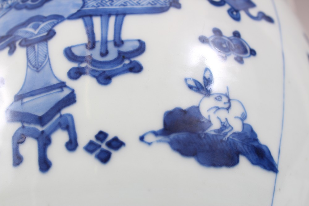 A GOOD 17th / 18TH CENTURY CHINESE KANGXI BLUE & WHITE PORCELAIN JARDINIERE, the body of the pot - Image 6 of 7