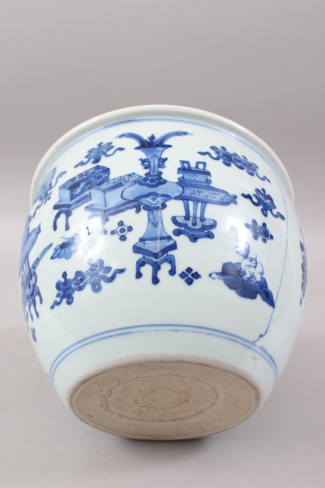 A GOOD 17th / 18TH CENTURY CHINESE KANGXI BLUE & WHITE PORCELAIN JARDINIERE, the body of the pot - Image 7 of 7