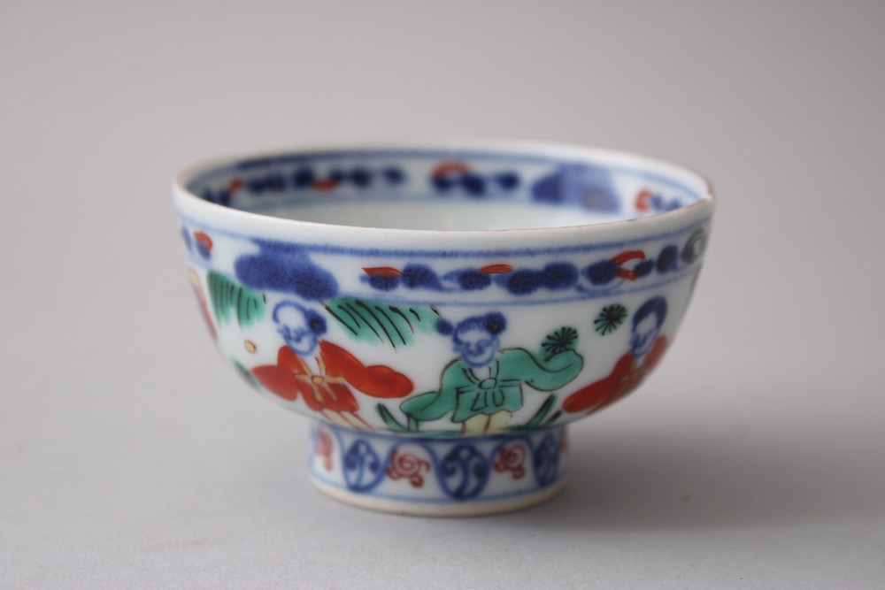 A 20TH CENTURY CHINESE WUCAI PORCELAIN BOWL, with coloured decoration of figures within - Image 2 of 6