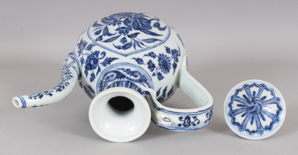 A GOOD QUALITY CHINESE MING STYLE BLUE & WHITE PORCELAIN EWER & COVER, decorated with two shaped - Image 7 of 9