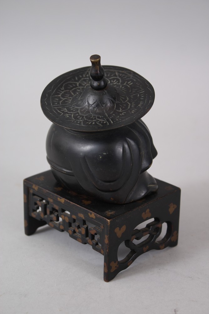 A JAPANESE MEIJI / TAISHO PERIOD BRONZE BUDDHA / HOTEI ON STAND, depicting a cast hollow bronze - Image 2 of 5