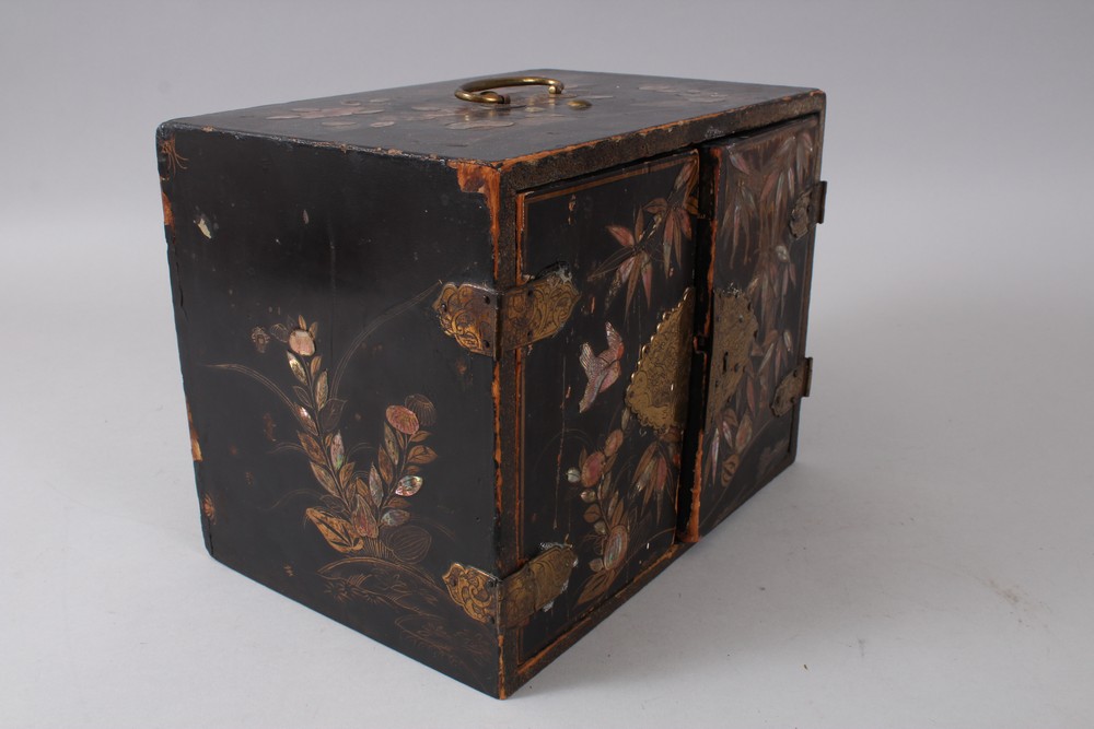 A JAPANESE EDO PERIOD LACQUER & SHIBAYAMA STYLE CHEST, the chest with inlaid abalone shell and - Image 2 of 4