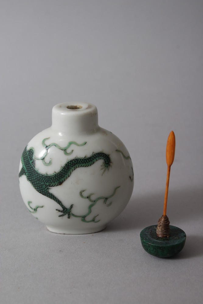 A GOOD 19TH CENTURY CHINESE FAMILE VERT DRAGON PORCELAIN SNUFF BOTTLE, with decoration of a - Image 2 of 3