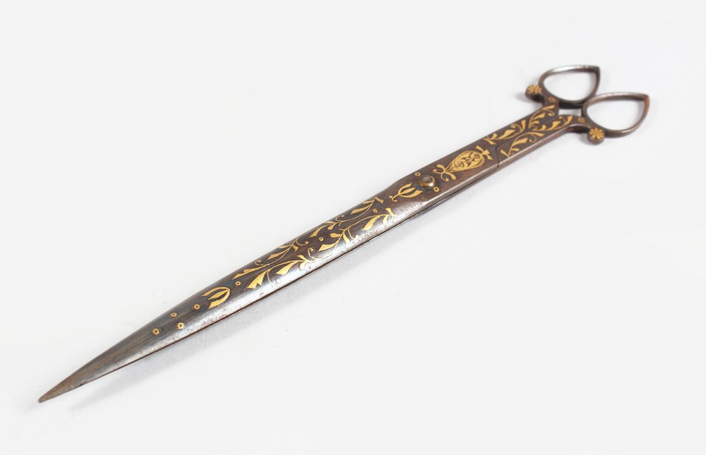 19TH CENTURY OTTOMAN TURKISH GOLD INLAID STEEL SCISSORS, 23cm long.