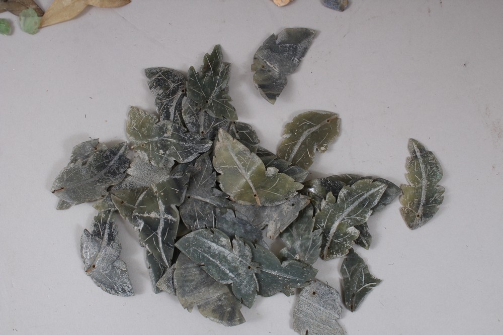 A MIXED BAD OF LATE 19TH CENTURY JADE LEAVES, for jade hard stone trees, ex sotheby arcade auction - Bild 6 aus 9