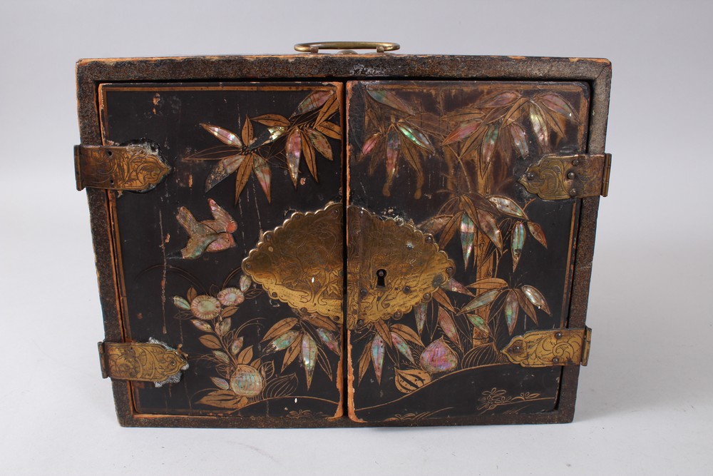 A JAPANESE EDO PERIOD LACQUER & SHIBAYAMA STYLE CHEST, the chest with inlaid abalone shell and - Image 4 of 4