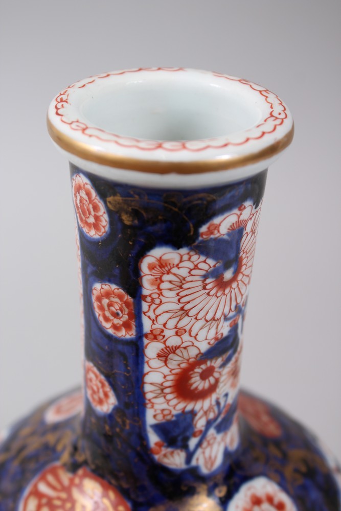 A JAPANESE MEIJI PERIOD FLUTED PORCELAIN IMARI BOTTLE VASE & COVER, then body of the vase with - Image 6 of 7