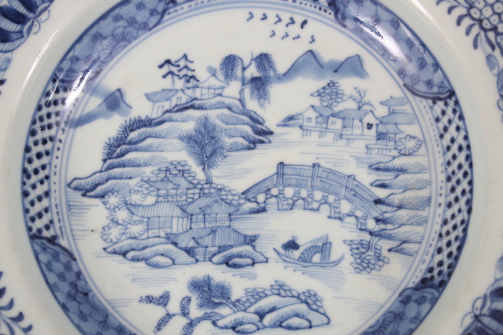 AN 18TH CENTURY CHINESE QIANLONG BLUE & WHITE PORCELAIN SOUP PLATE, octagonal in shape and decorated - Image 2 of 3