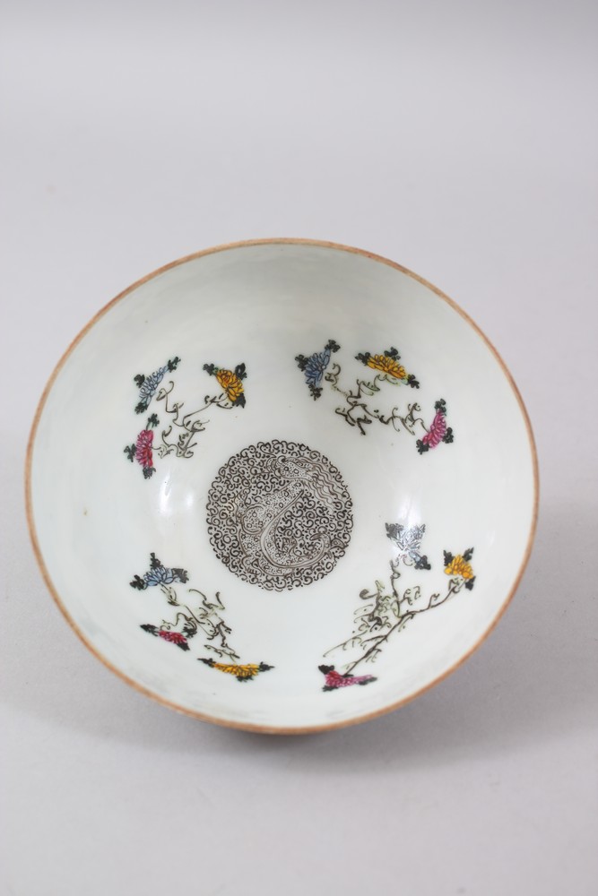 A 20TH CENTURY CHINESE FAMILLE ROSE EGSHELL PORCELAIN BOWL , the body of the bowl decorated with - Image 5 of 7