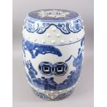 A GOOD 19TH / 20TH CENTURY CHINESE BLUE & WHITE PORCELAIN BARREL GARDEN SEAT, the body with scenes