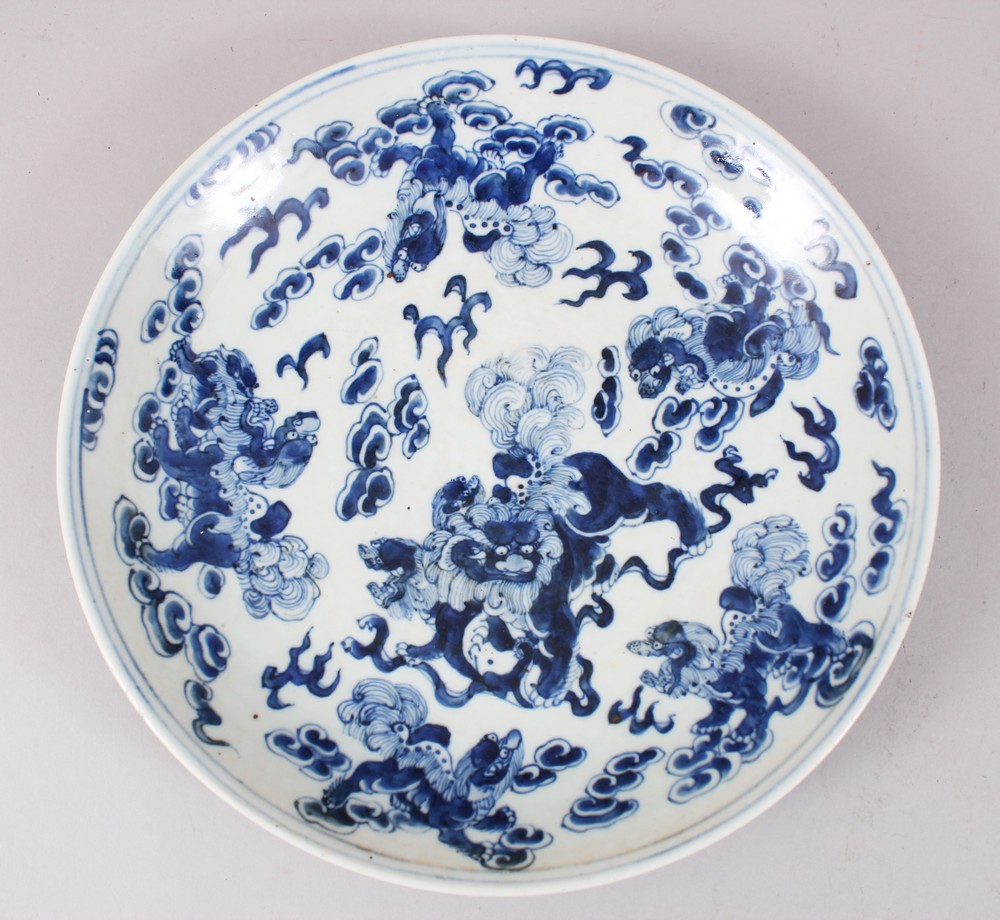 A 19TH CENTURY CHINESE BLUE & WHITE PORCELAIN LION DOG DISH, decorated with scenes of six buddhistic