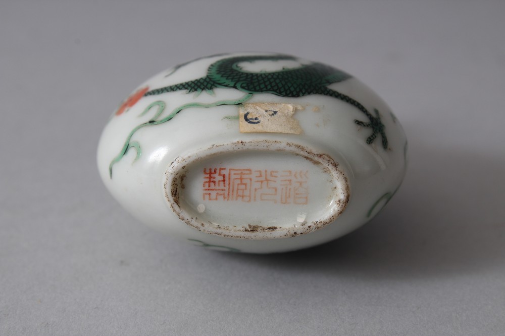 A GOOD 19TH CENTURY CHINESE FAMILE VERT DRAGON PORCELAIN SNUFF BOTTLE, with decoration of a - Image 3 of 3
