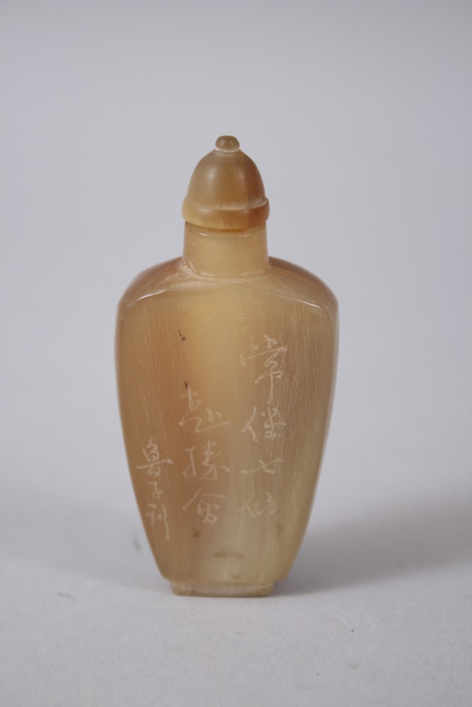 A 19TH CENTURY CHINESE RHINOCEROS HORN SNUFF BOTTLE, the front carved in relief to depict a figure - Bild 2 aus 3