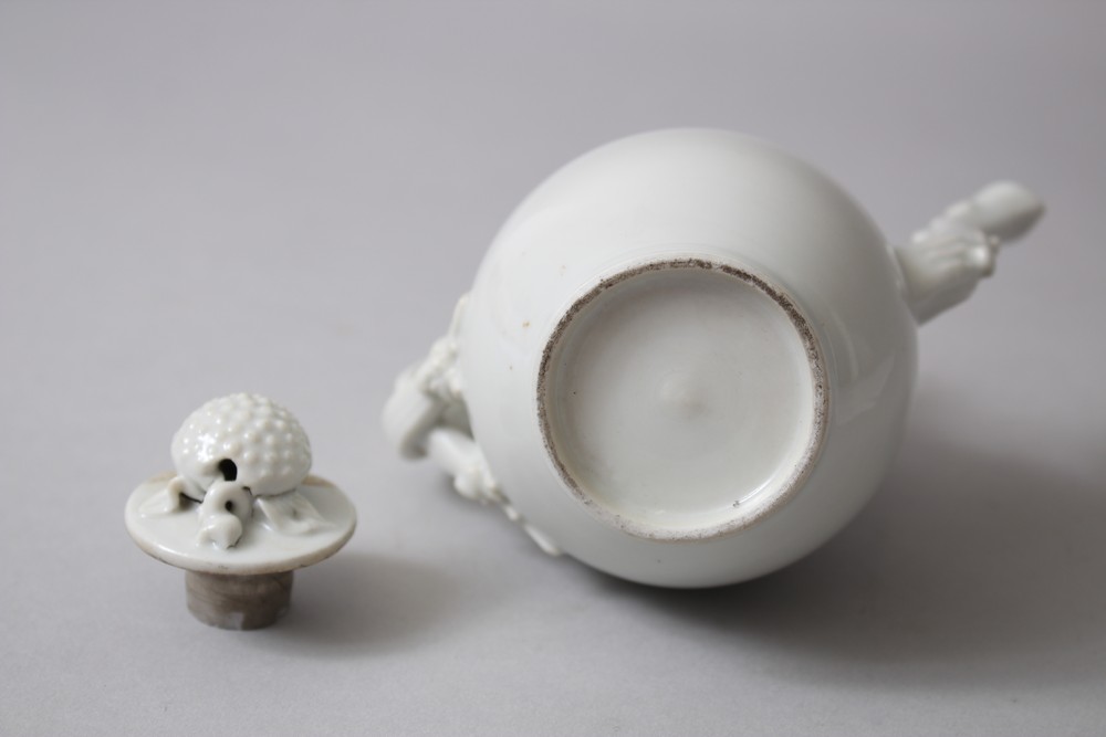 AN 18TH / 19TH CENTURY CHINESE EXPORT WHITE PORCELAIN JUG, the handle moulded in vine form, the - Image 5 of 5