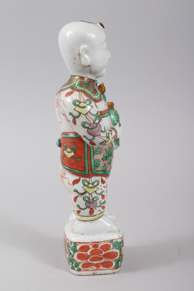 A GOOD CHINESE 18TH / 19TH CENTURY CHINESE FAMILLE VERTE PORCELAIN FIGURE OF A BOY, modeled - Image 2 of 5