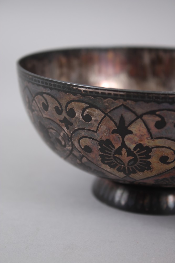 A SUPERB 19TH CENTURY INDIAN BIDRI SILVER INLAID CIRCULAR BOWL, 12cm diameter x 6.5cm high. - Image 3 of 5