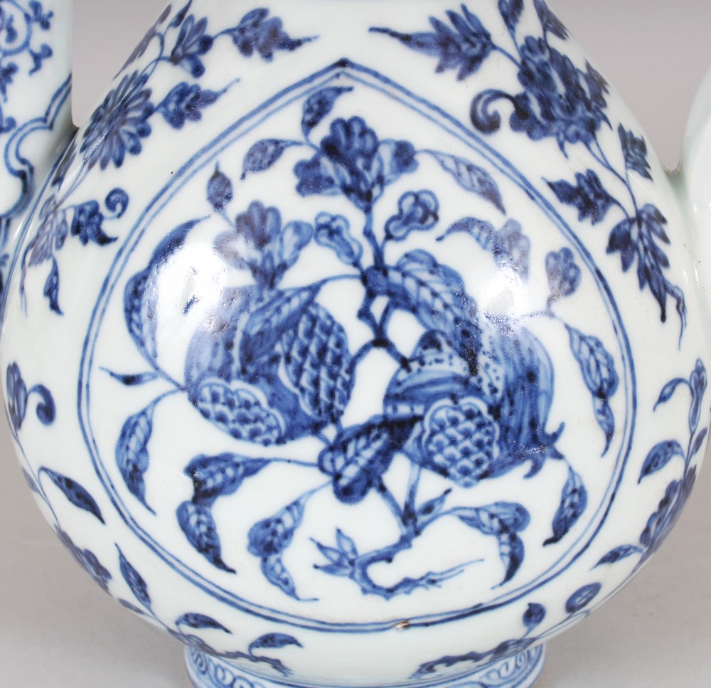 A GOOD QUALITY CHINESE MING STYLE BLUE & WHITE PORCELAIN EWER & COVER, decorated with two shaped - Image 5 of 9