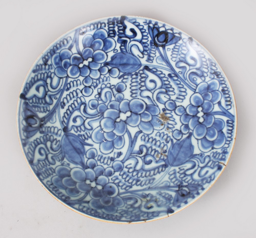 AN 18TH CENTURY CHINESE BLUE & WHITE PORCELAIN DISH / PLATE, with floral decoration, the base with a